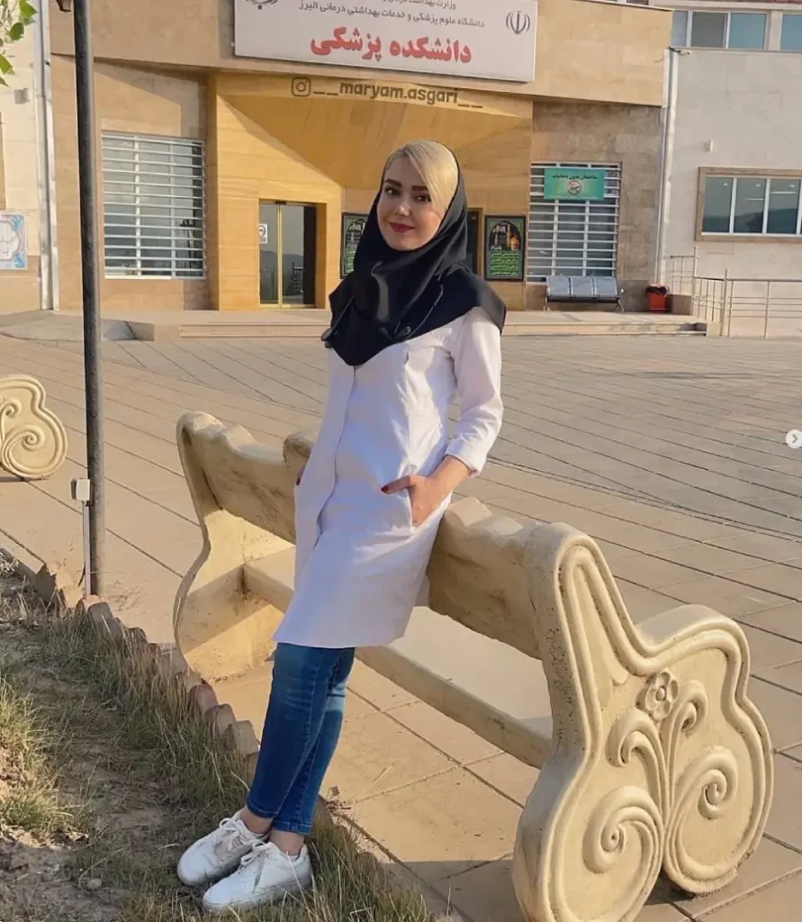 خرید صندلی پزشکی عمومی بدون کنکور 2 دانشجوی خوشگل دختر رشته پزشکی عمومی بدون کنکور